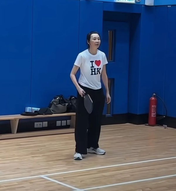 华锋优配网 张曼玉诠释了自然老去的优雅，60岁打球仍身轻如燕，素面朝天活得很真实